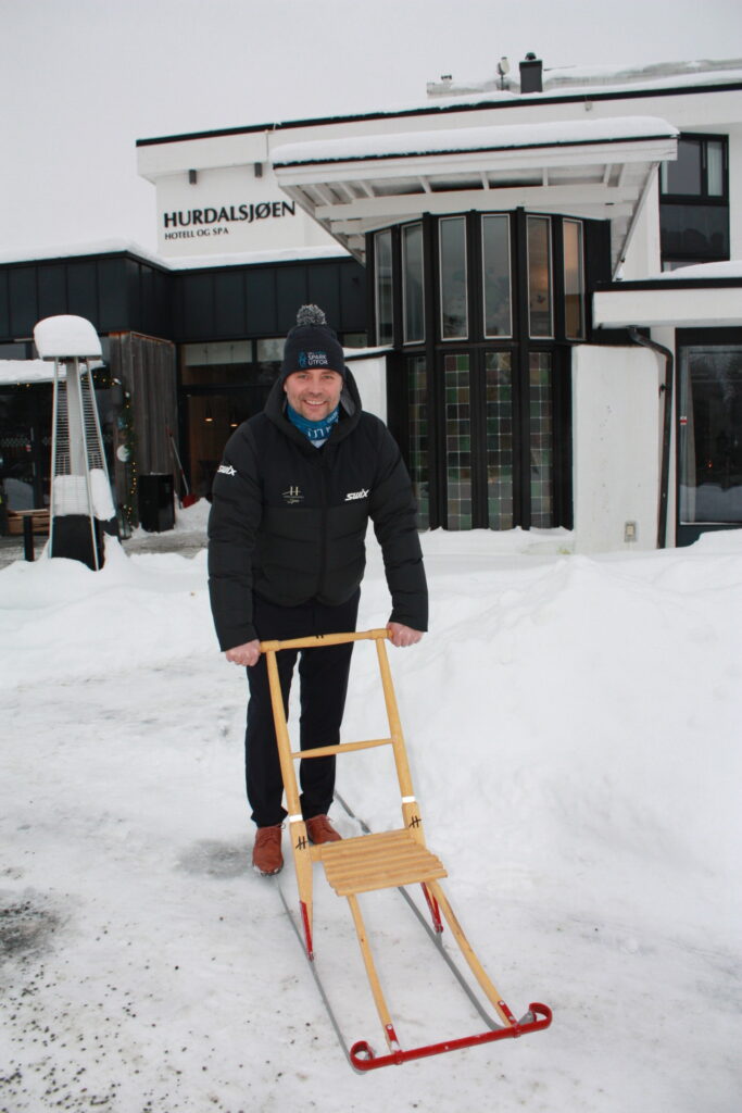 Roger bakke, salgssjef i Hurdalssjøen hotel og spa står klar med spark foran hotell inngangen.