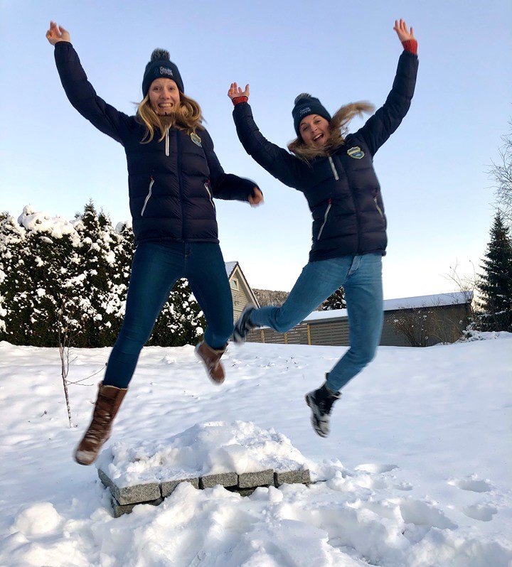 Marianne og Therese fra Hurdal idrettslag hopper av glede.